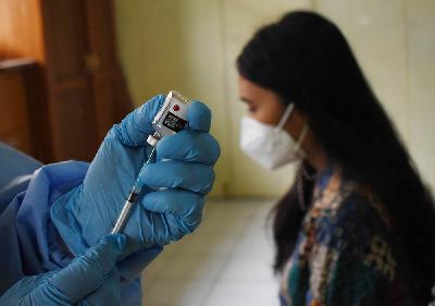 Petugas kesehatan menyiapkan vaksin Covid-19 Bio Farma di Bandung, Jawa Barat, 14 April 2021. TEMPO/Prima Mulia