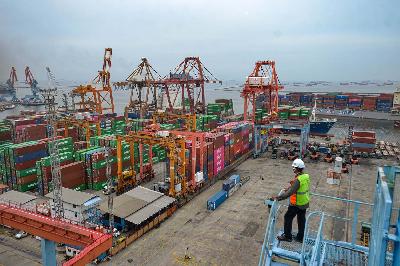 Aktivitas ekspor-impor di Pelabuhan Tanjung Priok, Jakarta, 15 Maret 2021. TEMPO/Tony Hartawan