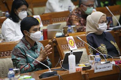 Wakil Menteri Kesehatan Dante Saksono dan Kepala BPOM Penny Kusumstuti saat mengikuti rapat kerja dengan Komisi IX DPR RI di Kompleks Parlemen Senayan, Jakarta, 10 Maret 2021. TEMPO/M Taufan Rengganis