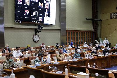 Rapat kerja dengan Komisi IX DPR RI membahas mengenai penjelasan tentang dukungan pemerintah terhadap pengembangan vaksin Merah Putih dan vaksin Nusantara di Kompleks Parlemen Senayan, Jakarta, 10 Maret 2021. TEMPO/M Taufan Rengganis