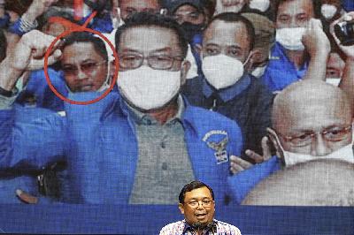 Kepala Badan Pembina Organisasi, Kaderisasi, dan Keanggotaan (BPOKK) DPP Partai Demokrat, Herman Khaeron menunjukkan foto Kongres Luar Biasa (KLB) Partai Demokrat yang dinilai ilegal di Jakarta, 12 Maret 2021. ANTARA/M Risyal Hidayat