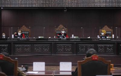 Ketua Majelis Hakim Mahkamah Konstitusi Saldi Isra (tengah) memimpin sidang perdana Perselisihan Hasil Pemilihan (PHP) Bupati Sabu Raijua, Nusa Tenggara Timur (NTT) 2020 di Gedung Mahkamah Konstitusi (MK), Jakarta, 8 Maret 2021.  ANTARA/ Reno Esnir