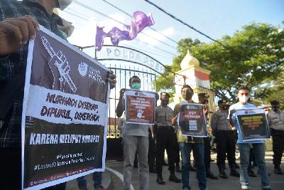 Sejumlah jurnalis yang berhimpun dalam Aliansi Jurnalis Independen (AJI) saat menggelar aksi di Polda Aceh, Banda Aceh, Aceh, 15 April 2021. ANTARA/Ampelsa