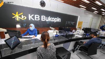 Nasabah sedang melakukan transaksi di kantor KB Bukopin