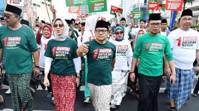 Ketua Umum PKB Muhaimin Iskandar (tengah) mengikuti Jalan Sehat Sarungan di Jalan MH Thamrin, Jakarta, September 2018. ANTARA/Sigid Kurniawan