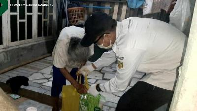 Penyerahan bantuan kepada nenek Sainah di Parung, Kabupaten Bogor.