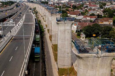 Pengerjaan struktur pier proyek Kereta Cepat Jakarta-Bandung (KCJB) di Gerbang Tol Cikunir 2, Bekasi Selatan, Jawa Barat, 22 Maret 2021. TEMPO/Tony Hartawan