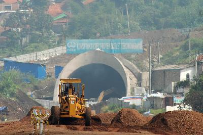 Suasana pembangunan jalur Kereta Cepat Jakarta Bandung (KCIB) dari Stasiun Padalarang ke arah terowongan di Padalarang, Kabupaten Bandung Barat, Jawa Barat, 12 April 2021. TEMPO/Prima Mulia