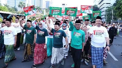 PKB Chairman Muhaimin Iskandar (center) at the Sarungan Healthy Walk in Jalan MH Thamrin, Jakarta, September 2018.
twitter/@ KemnakerRI
