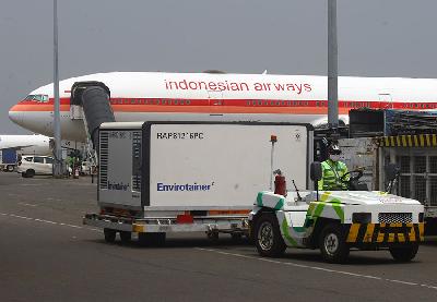Pekerja membawa Envirotainer berisi vaksin COVID-19 Sinovac setibanya dari Beijing di Terminal Cargo Bandara Soekarno Hatta, Tangerang, Banten, 18 April 2021.  ANTARA/Muhammad Iqbal