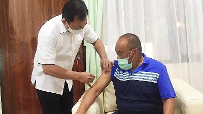 Aburizal Bakrie injected with the Nusantara Vaccine by dr. Terawan. 
Instagram of Aburizal Bakrie
