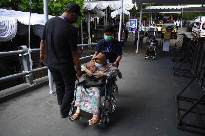 Petugas membantu warga lansia usai disuntik vaksin Covid-19 di Bandung, Jawa Barat, 8 April 2021 TEMPO/Prima Mulia