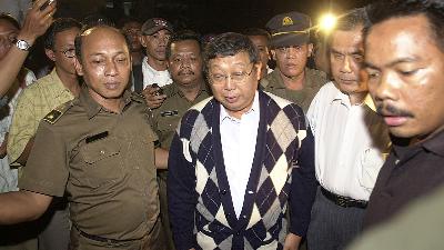 Sjamsul Nursalim brought to the detention center at the Attorney General’s Office, Jakarta, April 2001. 
Tempo Doc./Bernard Chaniago
