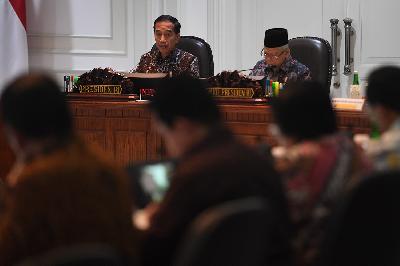 Presiden Joko Widodo (kiri) dan Wakil Presiden Ma'ruf Amin (kanan) memimpin rapat terbatas (ratas) di Kantor Presiden, Jakarta, 16 Desember 2019.  ANTARA/Akbar Nugroho Gumay