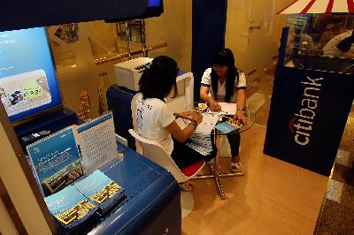 Stand pembuatan kartu kredit Citibank di Mall Taman Anggrek, Jakarta. Dok.TEMPO/Eko Siswono Toyudho