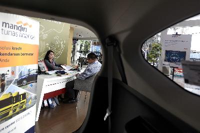 Pelayanan kredit kendaraan di Bank Mandiri, Jakarta. TEMPO/Tony Hartawan