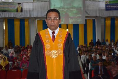 Rektor Universitas Haluoleo, Muhammad Zamrun, dalam pengukuhan di Kendari, Sulawesi Tenggara, 25 Agustus 2017. Dok. Humas Universitas Haluoleo