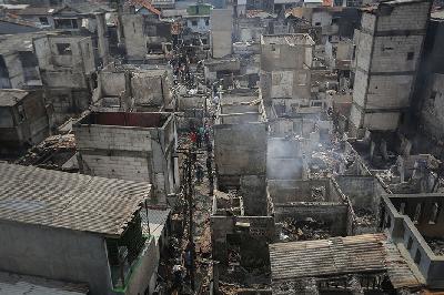 Warga mencari sisa barang-barang pasca kebakaran pemukiman padat penduduk di jalan Keadilan Dalam, Tamansari, Jakarta Barat, 19 April 2021.  TEMPO/M Taufan Rengganis