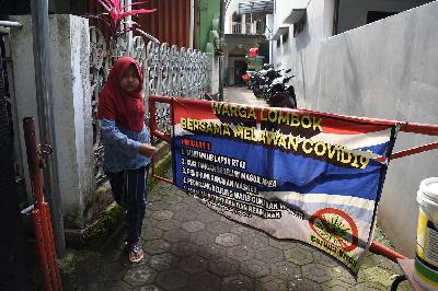 Anak membuka portal akses keluar masuk saat penerapan PPKM mikro berbasis RT/RW di  Kelurahan Merdeka, Bandung, Jawa Barat, 5 Februari 2021. TEMPO/Prima Mulia