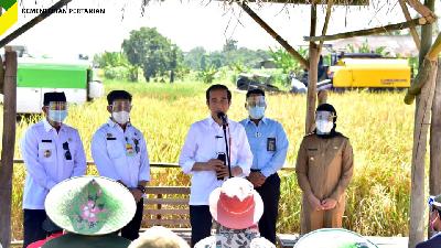Presiden Jokowi bersama Menteri Pertanian Syahrul Yasin Limpo saat meninjau lokasi panen raya padi sekaligus berdialog dengan petani di Desa Wanasari, Kecamatan Bangodua, Kabupaten Indramayu, Rabu, 21 April 2021. 