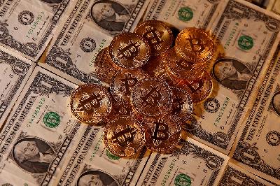 Representasi mata uang virtual Bitcoin dan uang kertas dolar Amerika Serikat pada 27 Januari 2020. REUTERS/Dado Ruvic