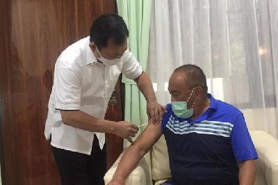 Tangkapan layar Mantan Menteri Kesehatan Terawan Agus Putranto menyuntik Aburizal Bakrie dengan vaksin Nusantara di RSPAD, Jakarta. Instagram/ @aburizalbakrie.id