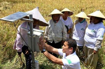 Dosen Fakultas Teknologi Pertanian Universitas Gajah Mada (UGM) Yogyakarta Bayu Dwi Apri Nugroho menjelaskan penggunaan aplikasi smart farming bernama Automatic Weather Sensor (AWS). Dok. UGM