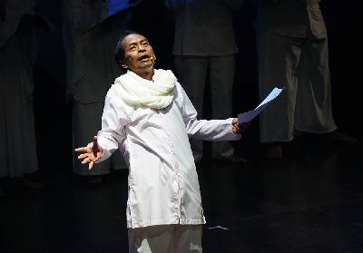 Radhar Panca Dahana saat Pementasan Teatrikal Puisi bertajuk Lalu Kau oleh Teater Kosong di Gedung Kesenian Jakarta, 19 Februari 2020. TEMPO/Nurdiansah