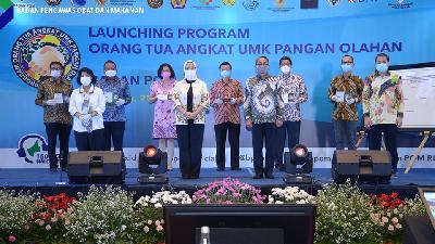 Peluncuran Program Orang Tua Angkat UMK Pangan Olahan oleh Kepala Badan POM Penny K. Lukito di Trans Luxury Hotel Bandung, 25 Maret 2021.
