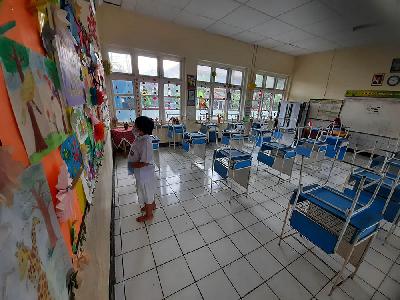 Seorang siswa SD mengantarkan tugas pelajaran yang wajib dikumpulkan dari guru, di Sekolah Dasar Angkasa III, Halim Perdanakusuma, Jakarta Timur, 29 Maret 2021. Tempo/Imam Sukamto