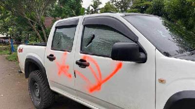Kondisi Mobil Isuzu DMax (Double Cabin) milik Pemimpin Umum Tabloid Jubi, Victor Mambor yang diparkir di tepi jalan samping rumahnya yang dirusak, 21 April 2021. AJI Jayapura