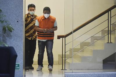 Anggota penyidik KPK, Stepanus Robin Pattuju (kanan), setelah menjalani pemeriksaan di gedung Komisi Pemberantasan Korupsi, Jakarta, 22 April 2021. TEMPO/Imam Sukamto
