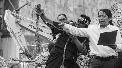 Sastrawan Radhar Panca Dahana dan sejumlah seniman yang tergabung dalam Forum Seniman Peduli TIM melakukan aksi teatrikal di reruntuhan bongkaran Gedung Graha Bhakti Budaya (GBB), Taman Ismail Marzuki, Jakarta 14 Februari 2020. TEMPO/Nurdiansah