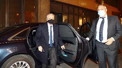 Presiden Real Madrid Florentino Perez, tiba di stasiun radio kota Madrid, di Spanyol, 21 April 2021. REUTERS/Sergio Perez