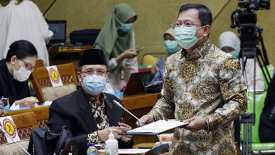 Terawan Agus Putranto saat mengikuti rapat kerja,  membahas mengenai dukungan terhadap pengembangan vaksin Nusantara di Kompleks Parlemen Senayan, Jakarta, 10 Maret 2021. TEMPO/M Taufan Rengganis