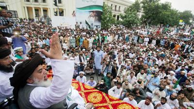 Khadim Hussain Rizvi, pemimpin partai Tehrik-e-Labaik Pakistan (TLP), berbicarakepada para pendukungnya selama unjuk rasa di Lahore, Pakistan, Agustus 2019. REUTERS/ Mohsin Raza