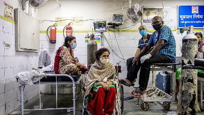 Antrian pasien Covid-19 yang menunggu dirawat di ruang IGD Rumah Sakit Lok Nayak Jai Prakash, di New Delhi, India, 15 April 2021. REUTERS/Danis Siddiqui