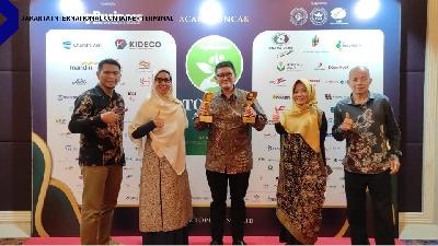 Direktur Utama JICT Ade Hartono menerima penghargaan dalam ajang bergengsi TOP CSR Awards 2021 di Hotel Raffles, Jakarta, 22 April2021.