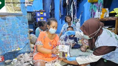 Pembagian paket PMT diberikan langsung kepada pasien TB RO yaitu Rodemah (50) yang beralamat di Kramat Jati, Jakarta Timur.