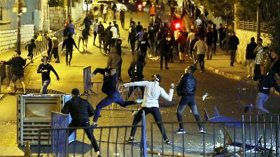 Bentrokan antara warga Palestina dengan polisi Israell saat waktu berbuka puasa di Yerusalem, 23 April 2021. REUTERS/Ammar Awad
