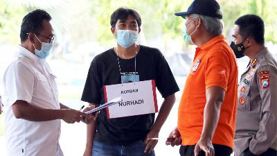 Polisi melakukan olah tempat kejadian perkara  kasus dugaan kekerasan terhadap jurnalis Tempo Nurhadi yang diduga dilakukan oleh oknum aparat di area Graha Samudera Bumimoro, Surabaya, Jawa Timur, Senin (29/3/2021)./ANTARA /Didik Suhartono