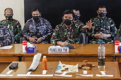 Panglima TNI Hadi Tjahjanto (tengah) menunjukan serpihan milik kapal selam KRI Nanggala 402 di Lanud I Gusti Ngurah Rai, Kuta, Bali, 24 April 2021. Johannes P. Christo