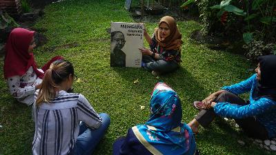 Direktur Rifka Annisa Womens Crisis Center, Defirentia One Muharomah (tengah) dan para pegiat lainnya di Jalan Jambon, Kecamatan Tegalrejo, Kota Yogyakarta, Senin, 19 April 2021. TEMPO/Shinta Maharani                                         