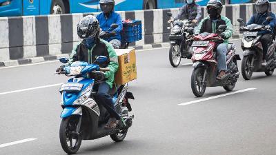 Pengemudi Grab yang membawa barang melintas di kawasan Harmoni, Jakarta, April 2020./TEMPO/M Taufan Rengganis