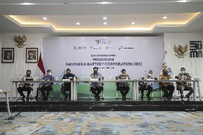 Dirut PLN Zulkifli Zaini (kiri kedua) mengikuti konferensi pers pendirian Indonesia Battery Corporation (IBC) di kantor Kementerian BUMN, Jakarta, 26 Maret 2021.  ANTARA/Dhemas Reviyanto