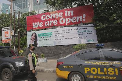 Aparat berjaga-berjaga di depan Hotel Holiday Inn, Gajah Mada, Jakarta, 25 April 2021. TEMPO/Muhammad Hidayat