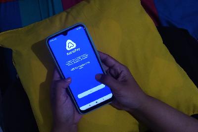 Pengguna menginstall aplikasi AstraPay di Kemayoran, Jakarta, 25 April 2021. TEMPO/Nita Dian