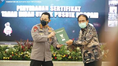 Penyerahan Sertipikat Hak Pakai oleh Menteri ATR/Kepala BPN, Sofyan A. Djalil kepada Kapolri, Jenderal Pol Listyo Sigit Prabowo  di Jakarta, Selasa 13 April 2021. 