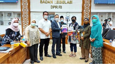 Maria Ulfah Anshor (right), Siti Aminah Tardi (second from right) and Mariana Amiruddin (third from right) from the Komnas Perempuan with civil society networks after a meeting with the DPR’s Legislative Body, March 29. 
Komnas Perempuan Doc.
