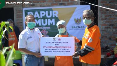 Penyerahan bantuan sebesar Rp 130 Juta dari Ajinomoto Indonesia Group, yang disalurkan oleh Badan Amil Zakat Nasional (BAZNAS) kepada korban banjir bandang Nusa Tenggara Timur (NTT).
